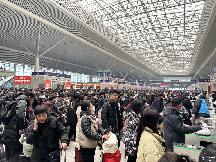 返程高峰 12306：车库里的车都开出去了